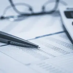Co powinna zawierać faktura VAT? Kluczowe elementy, które musisz znać