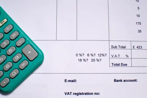 Jak odliczyć VAT z faktury? Kluczowe informacje i najczęstsze błędy
