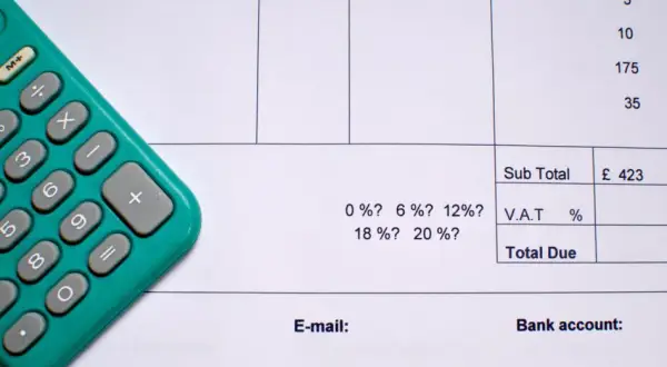 Jak odliczyć VAT z faktury? Kluczowe informacje i najczęstsze błędy
