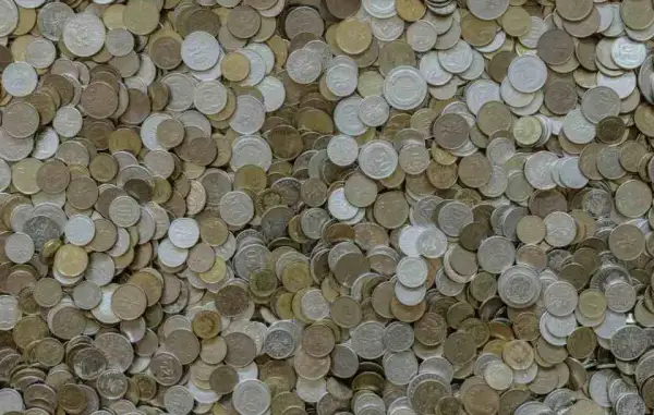 Ile zarabia pracownik do 26 roku życia? Zaskakujące różnice w wynagrodzeniu
